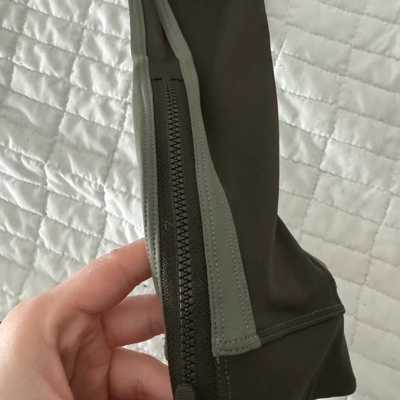 Lululemon mesh green leggings w zippers size 2 never worn - Picture 4 of 4